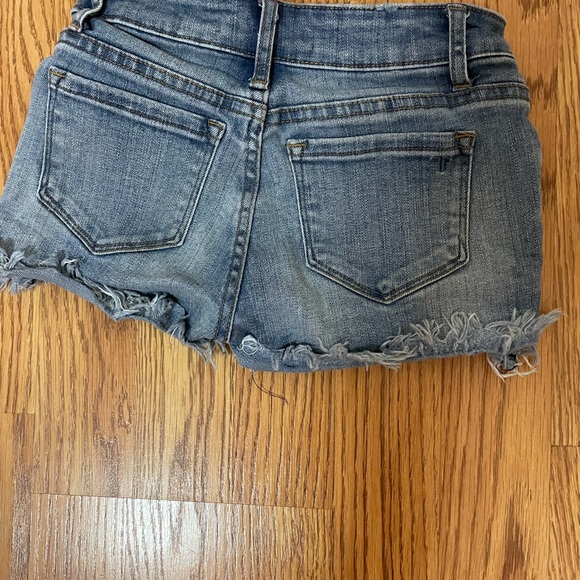 Girl’s denim shorts - Picture 2 of 3